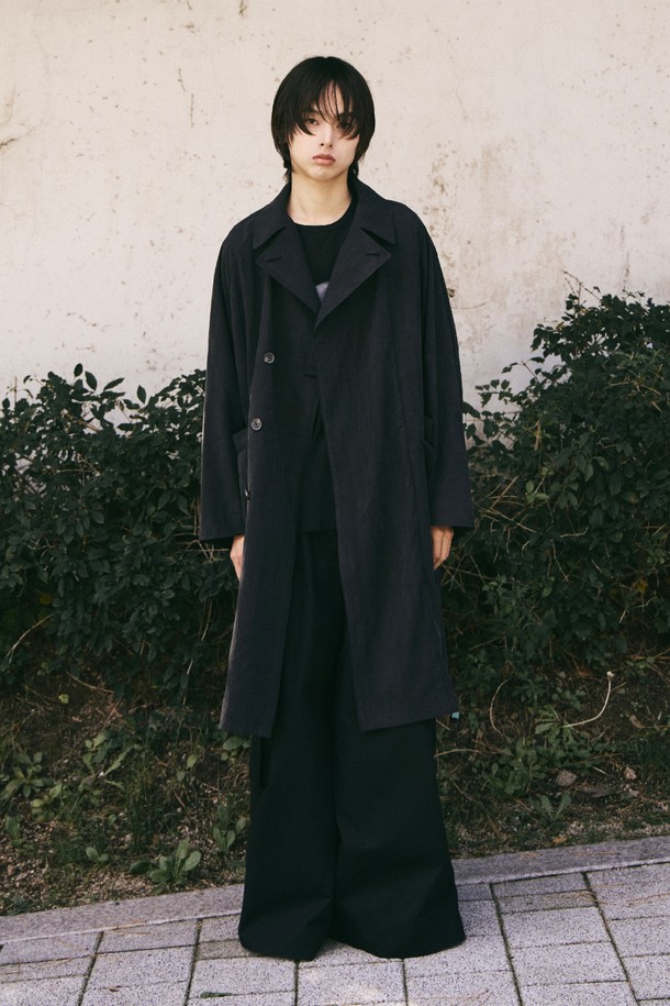 스웨이 워싱 블랙 루즈핏 트렌치코트는 미니멀하고 모던한 스타일을 추구하는 남녀 모두를 위한 아우터입니다. 부드러운 스웨이드 소재와 얇은 두께감으로 봄, 가을 간절기에 착용하기 좋으며, 워싱 가공으로 자연스러운 멋을 더했습니다. 롱 기장의 루즈핏 디자인은 편안한 착용감을 선사하며, 버튼 여밈 방식으로 클래식한 매력을 더했습니다. 출근룩, 데이트룩, 모임룩 등 다양한 TPO에 활용 가능하며, 미니멀, 클래식, 시크한 스타일을 연출하기 좋습니다.
