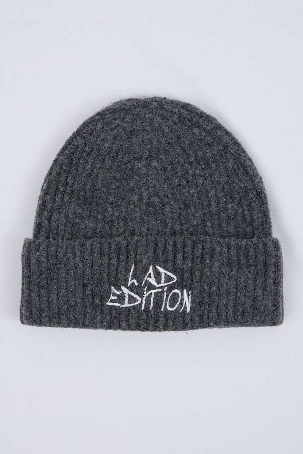 다크 그레이 컬러 바탕에 아이보리 폰트 로고 자수 포인트가 돋보이는 로고 니트 비니입니다. 부드러운 니트 소재로 제작되어 가을, 겨울 시즌 따뜻하고 편안하게 착용할 수 있습니다. 일상복, 출근룩, 모임룩 등 다양한 TPO에 캐주얼, 클래식, 미니멀 스타일로 연출하기 좋습니다. 일반적인 모자 깊이와 두꺼운 두께감으로 보온성을 높였으며, 로고 자수가 디자인의 포인트가 됩니다. 남녀 공용으로 착용 가능하며, 어떤 스타일에도 쉽게 매치할 수 있는 실용적인 아이템입니다.
