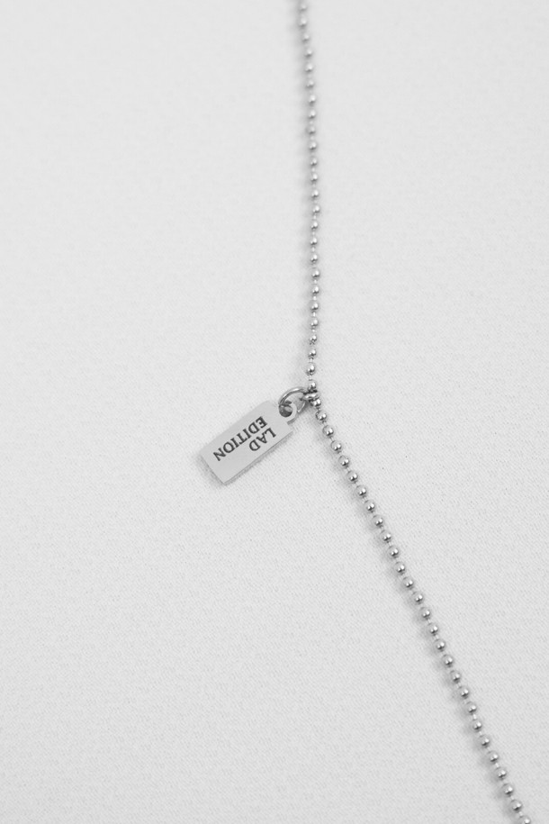 LAD 메탈 볼 오브젝트 네크리스는 미니멀한 스타일을 추구하는 여성들을 위한 네크리스입니다. 실버 메탈 소재로 제작되었으며, 심플한 디자인에 볼 펜던트가 포인트로 더해져 세련된 느낌을 선사합니다. 일반 체인 타입에 걸고리형 잠금 방식으로 착용이 편리하며, 모임룩에 매치하여 포인트를 더하기 좋습니다. 미니멀하면서도 클래식한 무드를 동시에 연출할 수 있어 데일리 액세서리로 활용하기 좋습니다.
