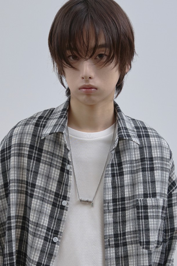 LAD 메탈 볼트 너트 네크리스는 미니멀하고 캐주얼한 스타일을 추구하는 분들을 위한 목걸이입니다. 실버 컬러의 메탈 소재로 제작되었으며, 볼트와 너트 디자인 장식이 특징입니다. 체인 스타일로 제작되어 데일리룩에 포인트 아이템으로 활용하기 좋습니다. 산업적인 감성을 담아 개성 있는 스타일을 연출할 수 있습니다. 남녀 구분 없이 착용 가능한 공용 제품입니다.
