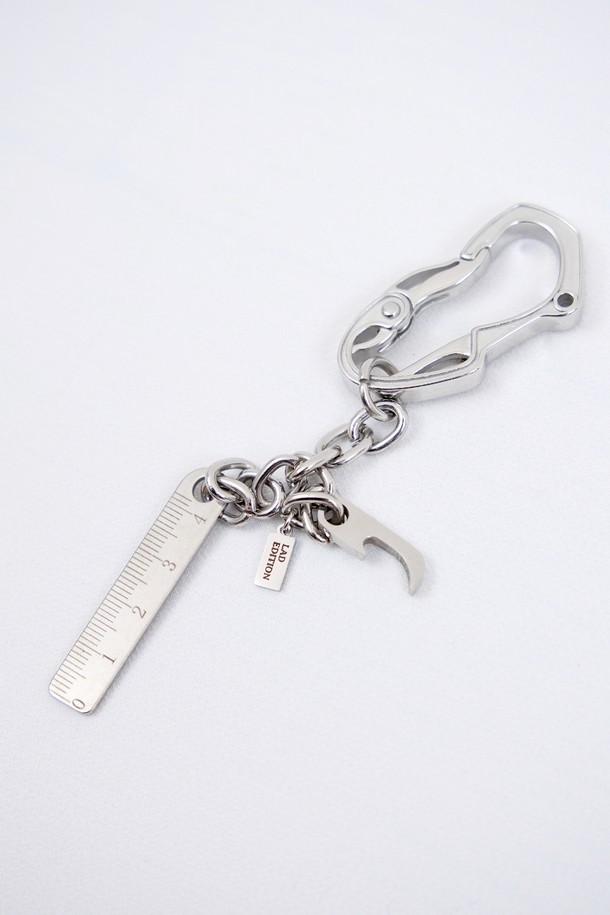 LAD(엘에이디) 메탈 키링 - 룰러 오브젝트는 메탈 소재로 제작된 공용 키링입니다. 실버 컬러의 심플한 디자인으로, 룰러 오브젝트 장식이 특징입니다. 열쇠고리 기능으로 일상생활에서 유용하게 사용 가능하며, 미니멀하고 클래식한 스타일을 연출합니다. 메탈 소재 특유의 견고함과 룰러 오브젝트의 독특한 디자인이 만나 개성 있는 포인트를 더합니다.
