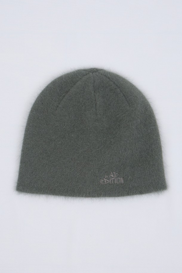 LAD 앙고라 로고 니트 비니_카키 그레이는 부드러운 앙고라 소재로 제작되어 가을과 겨울에 따뜻하게 착용할 수 있는 비니입니다. 일상, 출근룩, 모임룩 등 다양한 TPO에 활용 가능하며, 캐주얼, 클래식, 미니멀 스타일을 연출하기 좋습니다. 두꺼운 두께감과 일반 모자 깊이로 편안한 착용감을 선사하며, 카키 그레이 컬러에 로고 디자인이 포인트로 더해져 세련된 느낌을 줍니다.
