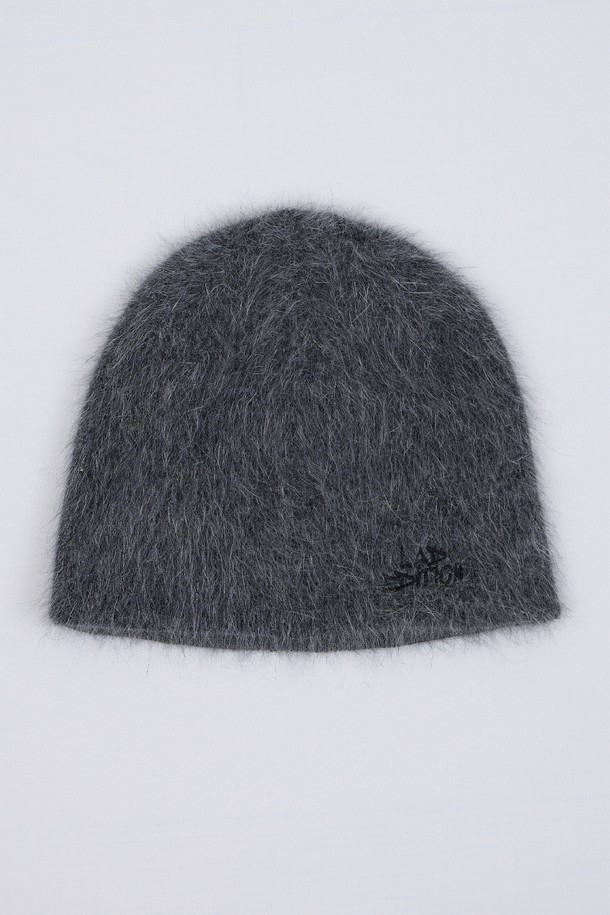 LAD(엘에이디) 앙고라 로고 니트 비니_차콜은 부드러운 촉감과 두꺼운 두께감으로 따뜻함을 선사하는 비니입니다. 앙고라 소재로 제작되어 포근하며, 깊은 모자 깊이로 안정감 있는 착용감을 제공합니다. 차콜 컬러에 로고 디자인이 더해져 캐주얼, 미니멀, 클래식 스타일 모두 소화 가능합니다. 가을, 겨울철 일상에서 스타일리시하게 활용하기 좋은 아이템입니다.
