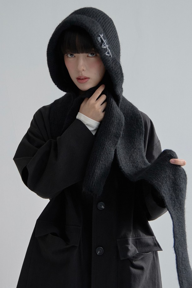 LAD(엘에이디) 울 니트 후드 머플러_블랙은 포근함과 스타일을 동시에 잡을 수 있는 후드 머플러입니다. 부드러운 울 소재와 두꺼운 두께감으로 가을, 겨울철 보온성을 높여주며, 깊은 모자 깊이로 얼굴 전체를 감싸 따뜻하게 유지해줍니다. 무지 디자인에 블랙 컬러로, 미니멀, 클래식, 캐주얼 등 다양한 스타일을 연출할 수 있어 출근룩에도 활용하기 좋습니다. 니트 소재 특유의 따뜻하고 포근한 느낌을 살려 데일리 아이템으로 활용해보세요.