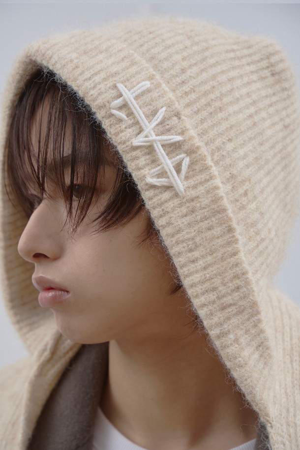 LAD(엘에이디) 울 니트 후드 머플러_아이보리는 캐주얼, 미니멀, 클래식 스타일을 아우르는 공용 후드 머플러입니다. 부드러운 촉감의 울 소재로 제작되어 가을, 겨울철 보온성을 높여주며, 깊은 모자 깊이로 포근함을 더합니다. 무지 디자인과 아이보리 컬러는 어떤 옷에도 잘 어울려 산책룩에 활용하기 좋습니다. 후드 일체형 디자인으로 실용성을 높인 이 머플러는 추운 날씨에도 따뜻하고 스타일리시하게 연출할 수 있습니다.
