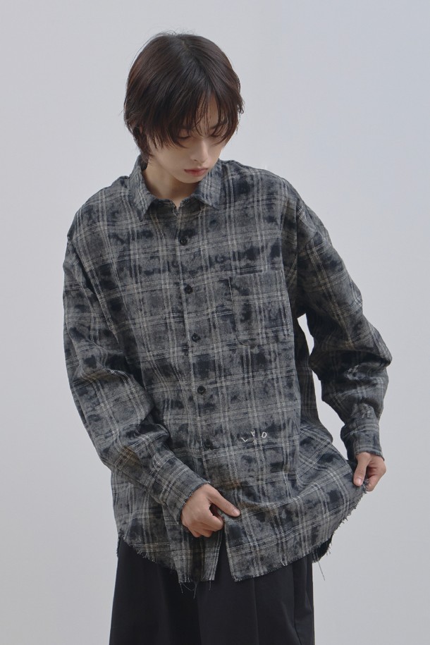 그레이 빈티지 워싱 오버핏 체크 셔츠_블랙은 남성 고객을 위한 캐주얼하고 빈티지한 스타일의 셔츠입니다. 봄, 가을에 입기 좋으며, 부드러운 면 소재로 제작되어 편안한 착용감을 선사합니다. 그레이와 블랙 컬러의 체크 패턴이 돋보이며, 레귤러 기장에 오버핏으로 디자인되어 트렌디한 핏을 연출합니다. 워싱 가공으로 빈티지한 느낌을 더했으며, 카라넥과 긴 소매가 특징입니다. 일상복으로 활용하기 좋은 아이템입니다.
