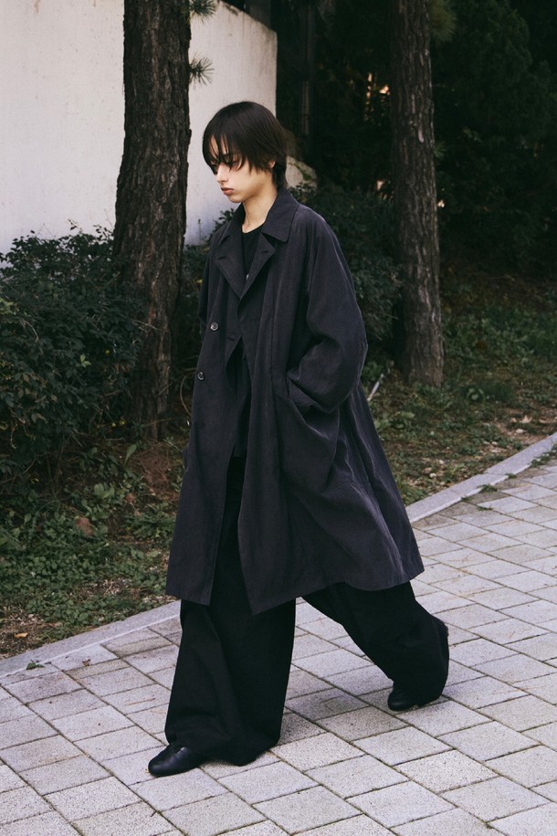 스웨이 워싱 블랙 루즈핏 트렌치코트는 미니멀하고 모던한 스타일을 추구하는 남녀 모두를 위한 아우터입니다. 부드러운 스웨이드 소재와 얇은 두께감으로 봄, 가을 간절기에 착용하기 좋으며, 워싱 가공으로 자연스러운 멋을 더했습니다. 롱 기장의 루즈핏 디자인은 편안한 착용감을 선사하며, 버튼 여밈 방식으로 클래식한 매력을 더했습니다. 출근룩, 데이트룩, 모임룩 등 다양한 TPO에 활용 가능하며, 미니멀, 클래식, 시크한 스타일을 연출하기 좋습니다.
