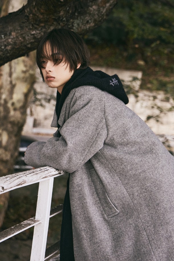 LAD(엘에이디) 울 니트 후드 머플러_블랙은 포근함과 스타일을 동시에 잡을 수 있는 후드 머플러입니다. 부드러운 울 소재와 두꺼운 두께감으로 가을, 겨울철 보온성을 높여주며, 깊은 모자 깊이로 얼굴 전체를 감싸 따뜻하게 유지해줍니다. 무지 디자인에 블랙 컬러로, 미니멀, 클래식, 캐주얼 등 다양한 스타일을 연출할 수 있어 출근룩에도 활용하기 좋습니다. 니트 소재 특유의 따뜻하고 포근한 느낌을 살려 데일리 아이템으로 활용해보세요.