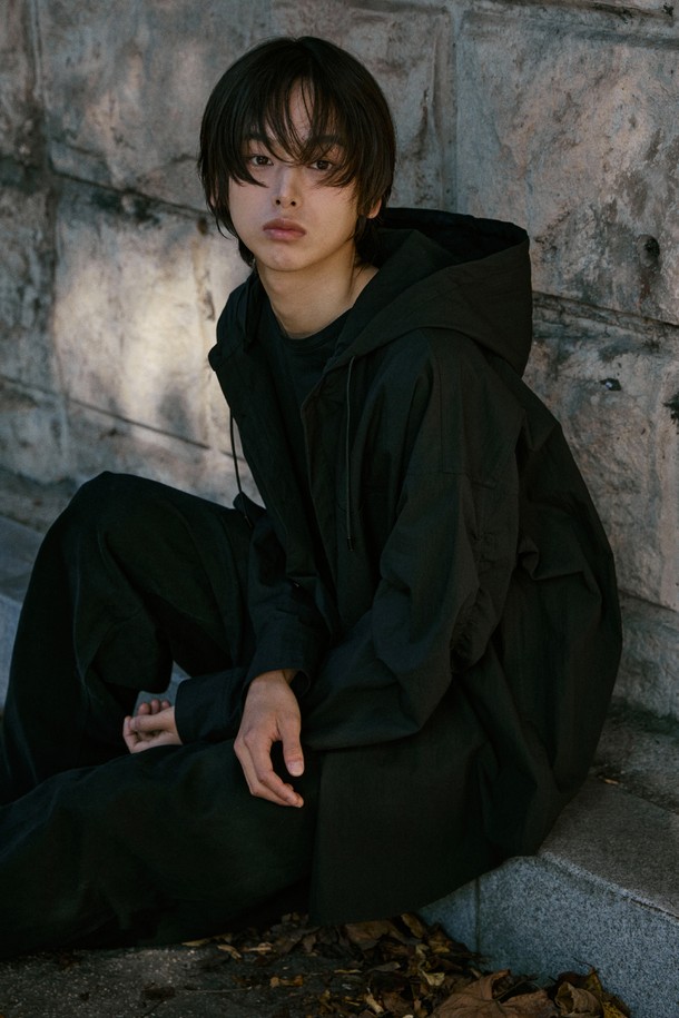 블랙 CN 후드 오버핏 셔츠_블랙은 부드러운 면 소재로 제작되어 편안한 착용감을 선사합니다. 넉넉한 오버핏에 후드 디테일이 더해져 캐주얼하고 베이직한 스타일을 연출하며, 봄, 가을 산책룩에 활용하기 좋습니다. 긴 소매 기장의 무지 디자인으로 어떤 스타일에도 쉽게 매치할 수 있으며, 데일리 셔츠로 활용하기 좋습니다. 블랙 컬러로 시크하고 미니멀한 분위기를 더해줍니다.
