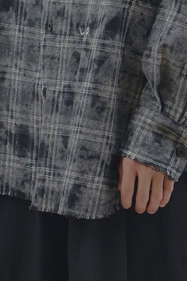 그레이 빈티지 워싱 오버핏 체크 셔츠_블랙은 남성 고객을 위한 캐주얼하고 빈티지한 스타일의 셔츠입니다. 봄, 가을에 입기 좋으며, 부드러운 면 소재로 제작되어 편안한 착용감을 선사합니다. 그레이와 블랙 컬러의 체크 패턴이 돋보이며, 레귤러 기장에 오버핏으로 디자인되어 트렌디한 핏을 연출합니다. 워싱 가공으로 빈티지한 느낌을 더했으며, 카라넥과 긴 소매가 특징입니다. 일상복으로 활용하기 좋은 아이템입니다.
