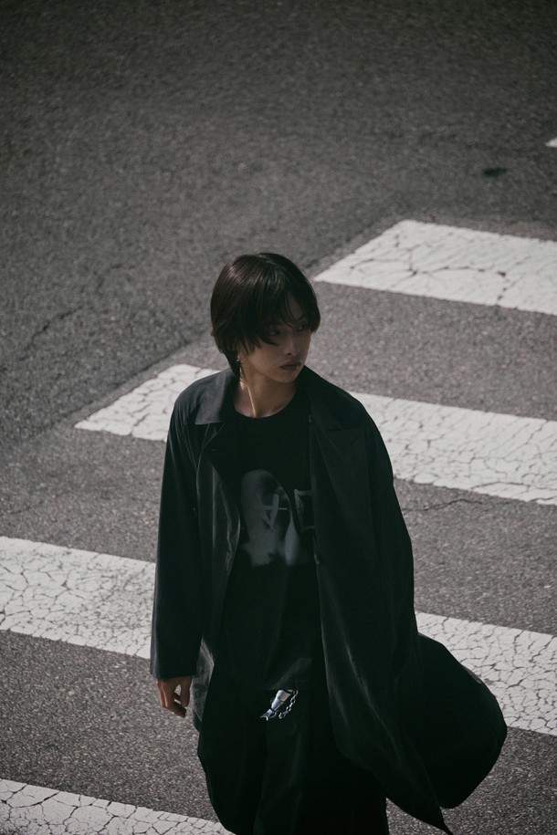 스웨이 워싱 블랙 루즈핏 트렌치코트는 미니멀하고 모던한 스타일을 추구하는 남녀 모두를 위한 아우터입니다. 부드러운 스웨이드 소재와 얇은 두께감으로 봄, 가을 간절기에 착용하기 좋으며, 워싱 가공으로 자연스러운 멋을 더했습니다. 롱 기장의 루즈핏 디자인은 편안한 착용감을 선사하며, 버튼 여밈 방식으로 클래식한 매력을 더했습니다. 출근룩, 데이트룩, 모임룩 등 다양한 TPO에 활용 가능하며, 미니멀, 클래식, 시크한 스타일을 연출하기 좋습니다.
