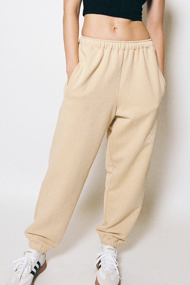 Peyton 스웨트팬츠는 부드러운 촉감의 프리미엄 코튼 소재로 제작되어 편안한 착용감을 선사합니다. 오버핏과 테이퍼드 핏으로 트렌디한 스타일을 연출하며, 베이직하고 캐주얼한 무드로 일상에서 활용하기 좋습니다. 버터, 베이비블루 2가지 컬러와 사이드 포켓, 로고 자수 디테일로 디자인의 완성도를 높였습니다.
