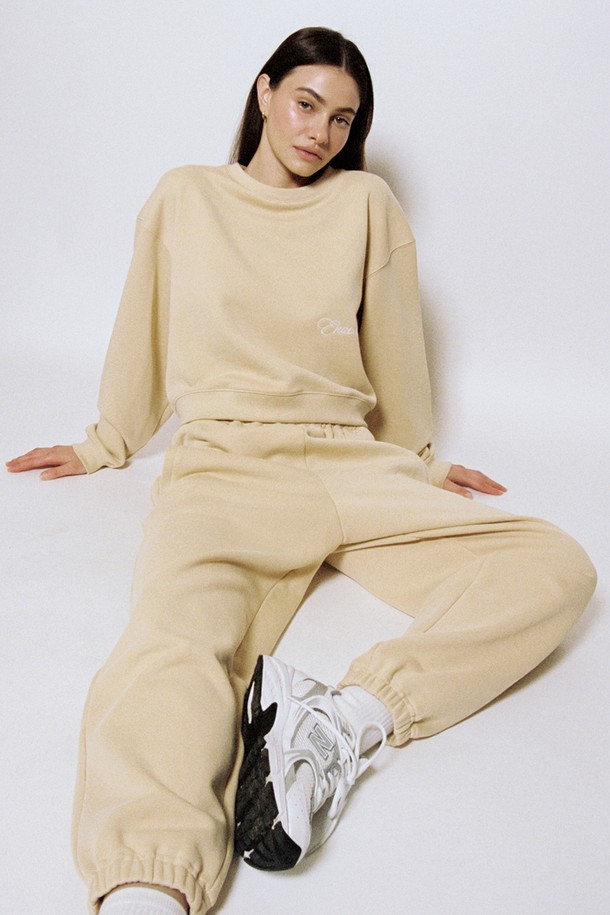 Peyton 스웨트팬츠는 부드러운 촉감의 프리미엄 코튼 소재로 제작되어 편안한 착용감을 선사합니다. 오버핏과 테이퍼드 핏으로 트렌디한 스타일을 연출하며, 베이직하고 캐주얼한 무드로 일상에서 활용하기 좋습니다. 버터, 베이비블루 2가지 컬러와 사이드 포켓, 로고 자수 디테일로 디자인의 완성도를 높였습니다.
