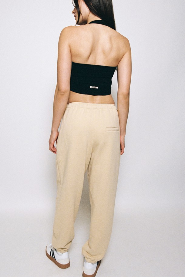 Peyton 스웨트팬츠는 부드러운 촉감의 프리미엄 코튼 소재로 제작되어 편안한 착용감을 선사합니다. 오버핏과 테이퍼드 핏으로 트렌디한 스타일을 연출하며, 베이직하고 캐주얼한 무드로 일상에서 활용하기 좋습니다. 버터, 베이비블루 2가지 컬러와 사이드 포켓, 로고 자수 디테일로 디자인의 완성도를 높였습니다.
