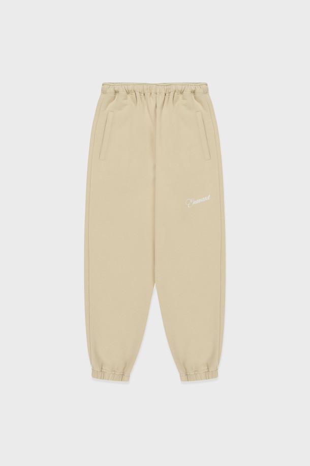 Peyton 스웨트팬츠는 부드러운 촉감의 프리미엄 코튼 소재로 제작되어 편안한 착용감을 선사합니다. 오버핏과 테이퍼드 핏으로 트렌디한 스타일을 연출하며, 베이직하고 캐주얼한 무드로 일상에서 활용하기 좋습니다. 버터, 베이비블루 2가지 컬러와 사이드 포켓, 로고 자수 디테일로 디자인의 완성도를 높였습니다.
