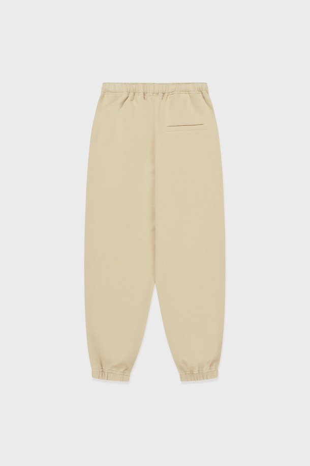 Peyton 스웨트팬츠는 부드러운 촉감의 프리미엄 코튼 소재로 제작되어 편안한 착용감을 선사합니다. 오버핏과 테이퍼드 핏으로 트렌디한 스타일을 연출하며, 베이직하고 캐주얼한 무드로 일상에서 활용하기 좋습니다. 버터, 베이비블루 2가지 컬러와 사이드 포켓, 로고 자수 디테일로 디자인의 완성도를 높였습니다.
