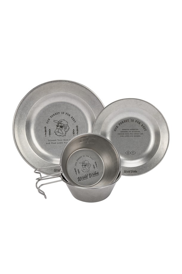 For Rest, Set (포 레스트, 세트)는 캠핑 및 아웃도어 활동에 적합한 경량 식기 세트입니다. 실버와 메탈릭 컬러의 알루미늄 소재로 제작되어 튼튼하며, 심플한 무지 디자인이 특징입니다. 접시와 컵이 포함되어 있어 편리하며, 휴대성이 뛰어나 캠핑, 피크닉 등 야외 활동 시 유용하게 사용할 수 있습니다. 아웃도어 활동의 즐거움을 더해줄 실용적인 아이템입니다.
