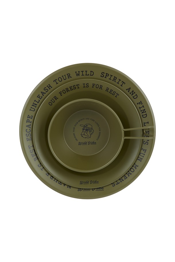 Forest, Set (포레스트 세트)는 캠핑과 아웃도어 활동에 적합한 식기 세트입니다. 올리브 및 카키 색상의 플라스틱 소재로 제작되었으며, 경량 및 접이식 기능을 갖춰 휴대성이 뛰어납니다. 접시와 그릇으로 구성되어 있으며, 밀리터리 스타일의 디자인이 특징입니다. 사계절 모두 사용 가능하며, 캠핑 전용 식기로 편리함을 더합니다.
