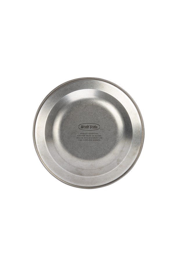 For Rest, Plate (M)는 캠핑 및 아웃도어 활동에 적합한 Medium 사이즈의 식기입니다. 튼튼하고 위생적인 스테인리스 스틸 소재로 제작되었으며, 빈티지 실버 마감으로 세련된 느낌을 더했습니다. Mr. Wild 심볼과 텍스트 각인이 디자인에 포인트를 더하며, 내구성이 뛰어나 야외 활동에 적합합니다. 메쉬 파우치가 포함되어 있어 휴대 및 보관이 용이하며, 세트 구성으로 실용성을 높였습니다.

