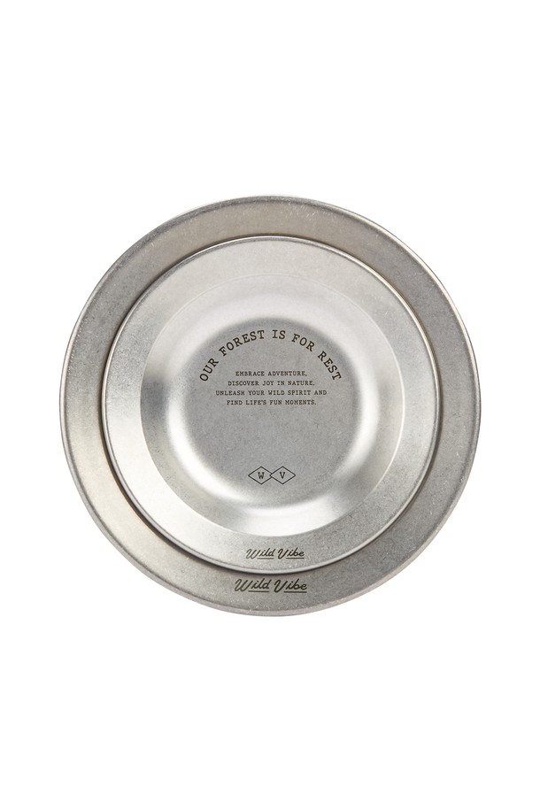 For Rest, Plate (L)는 캠핑과 아웃도어 활동에 적합한 스테인리스 스틸 소재의 캠핑용 식기입니다. 빈티지 실버 컬러와 로고, 프린트 무늬가 특징이며, 넉넉한 사이즈(L)로 제작되었습니다. 위생적인 스테인리스 스틸 구조로 제작되어 내구성이 뛰어나 야외에서 안심하고 사용할 수 있습니다. 캠핑 시 식사를 더욱 편리하고 스타일리시하게 즐길 수 있도록 디자인되었습니다.

