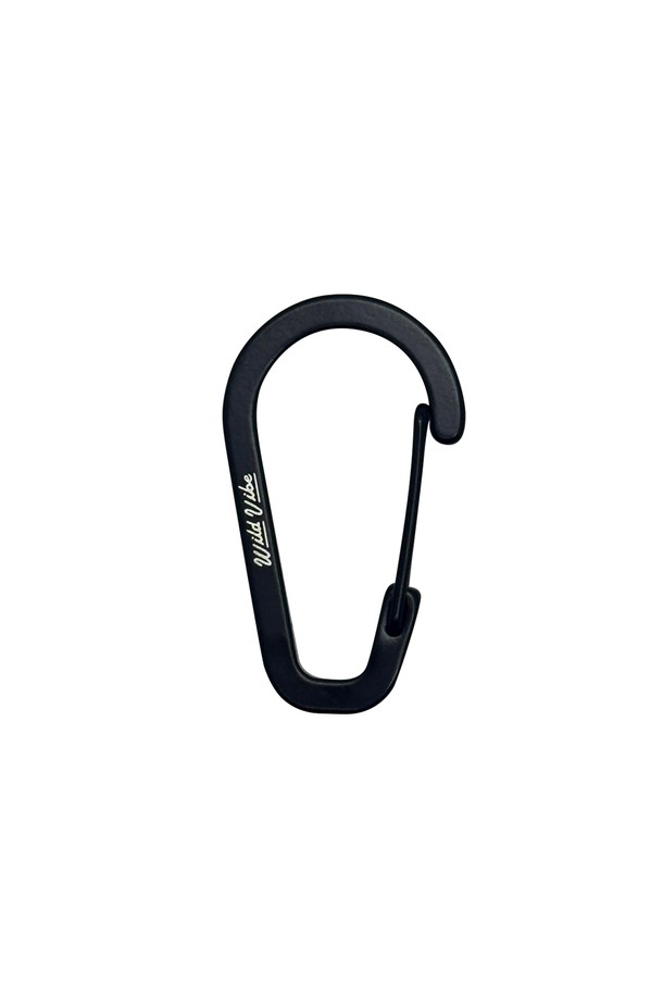 블랙 컬러의 카라비너 세트입니다. 알루미늄 소재로 제작되어 가볍고 튼튼하며, 캠핑 및 일상생활에서 활용하기 좋습니다. 로고 인그레이빙 디자인이 특징이며, 26 x 50mm 사이즈에 무게는 6g입니다. 5개 세트로 구성되어 다양한 용도로 사용할 수 있으며, 매트 마감 처리되었습니다. 암벽 등반용이 아니며, 화기 및 날카로운 물체와의 접촉에 주의하여 사용하십시오.
