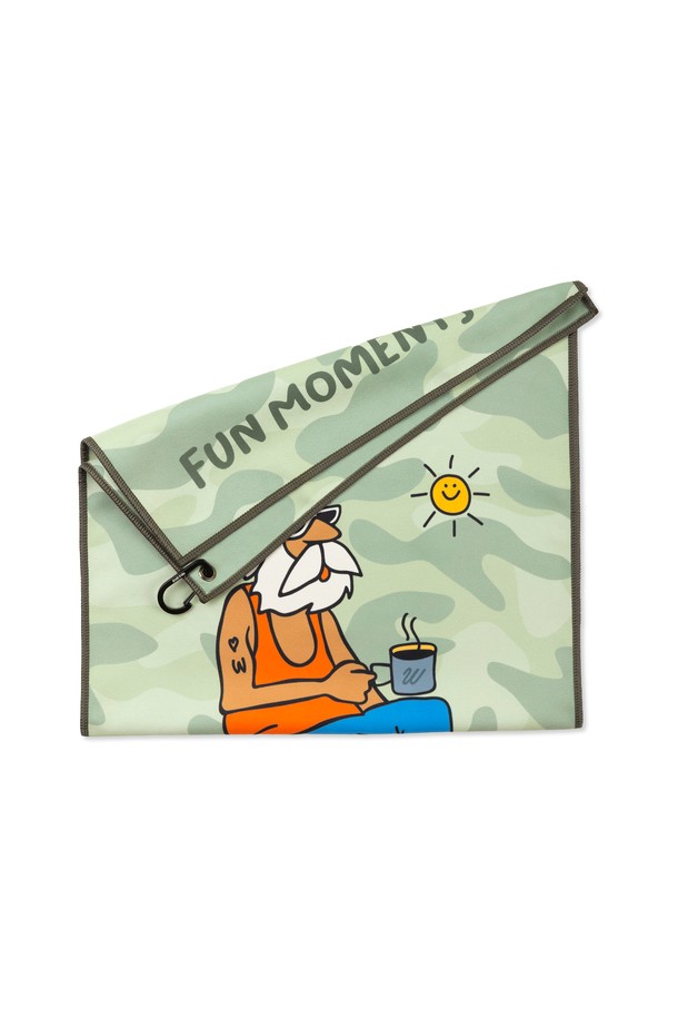 캠핑 샤워 타월 (카키/오렌지)는 아웃도어 활동에 최적화된 타월입니다. 흡습, 속건, 향균 기능을 갖춘 마이크로파이버 스웨이드 원단으로 제작되어 쾌적한 사용감을 제공합니다. 400x800mm 사이즈로 캠핑, 여행, 스포츠 등 다양한 용도로 활용 가능하며, 걸이용 홀과 휴대성을 높이는 지퍼백, 카라비너 디자인이 특징입니다. 카키와 오렌지 두 가지 색상으로, 프린트 무늬가 적용되었습니다. 내구성이 뛰어나 오랫동안 사용할 수 있습니다.
