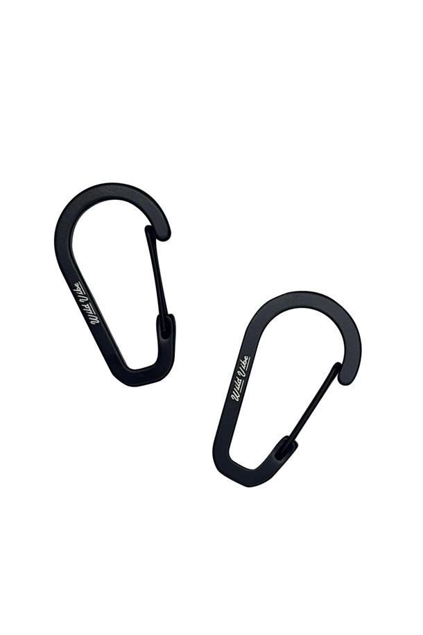 블랙 컬러의 카라비너 세트입니다. 알루미늄 소재로 제작되어 가볍고 튼튼하며, 캠핑 및 일상생활에서 활용하기 좋습니다. 로고 인그레이빙 디자인이 특징이며, 26 x 50mm 사이즈에 무게는 6g입니다. 5개 세트로 구성되어 다양한 용도로 사용할 수 있으며, 매트 마감 처리되었습니다. 암벽 등반용이 아니며, 화기 및 날카로운 물체와의 접촉에 주의하여 사용하십시오.
