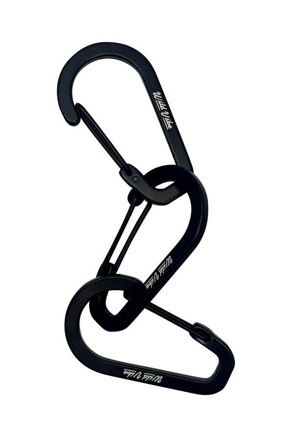 블랙 컬러의 카라비너 세트입니다. 알루미늄 소재로 제작되어 가볍고 튼튼하며, 캠핑 및 일상생활에서 활용하기 좋습니다. 로고 인그레이빙 디자인이 특징이며, 26 x 50mm 사이즈에 무게는 6g입니다. 5개 세트로 구성되어 다양한 용도로 사용할 수 있으며, 매트 마감 처리되었습니다. 암벽 등반용이 아니며, 화기 및 날카로운 물체와의 접촉에 주의하여 사용하십시오.
