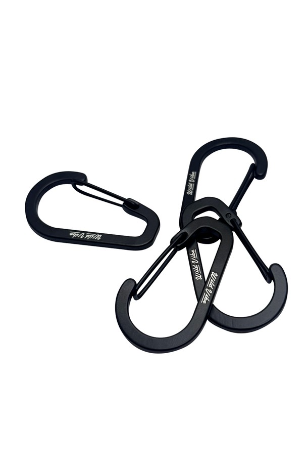 블랙 컬러의 카라비너 세트입니다. 알루미늄 소재로 제작되어 가볍고 튼튼하며, 캠핑 및 일상생활에서 활용하기 좋습니다. 로고 인그레이빙 디자인이 특징이며, 26 x 50mm 사이즈에 무게는 6g입니다. 5개 세트로 구성되어 다양한 용도로 사용할 수 있으며, 매트 마감 처리되었습니다. 암벽 등반용이 아니며, 화기 및 날카로운 물체와의 접촉에 주의하여 사용하십시오.
