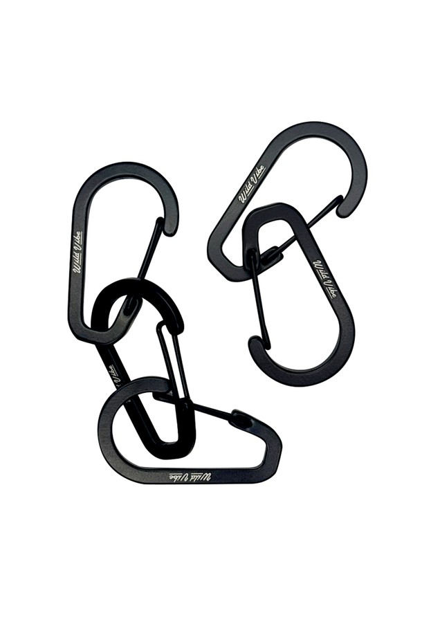 블랙 컬러의 카라비너 세트입니다. 알루미늄 소재로 제작되어 가볍고 튼튼하며, 캠핑 및 일상생활에서 활용하기 좋습니다. 로고 인그레이빙 디자인이 특징이며, 26 x 50mm 사이즈에 무게는 6g입니다. 5개 세트로 구성되어 다양한 용도로 사용할 수 있으며, 매트 마감 처리되었습니다. 암벽 등반용이 아니며, 화기 및 날카로운 물체와의 접촉에 주의하여 사용하십시오.
