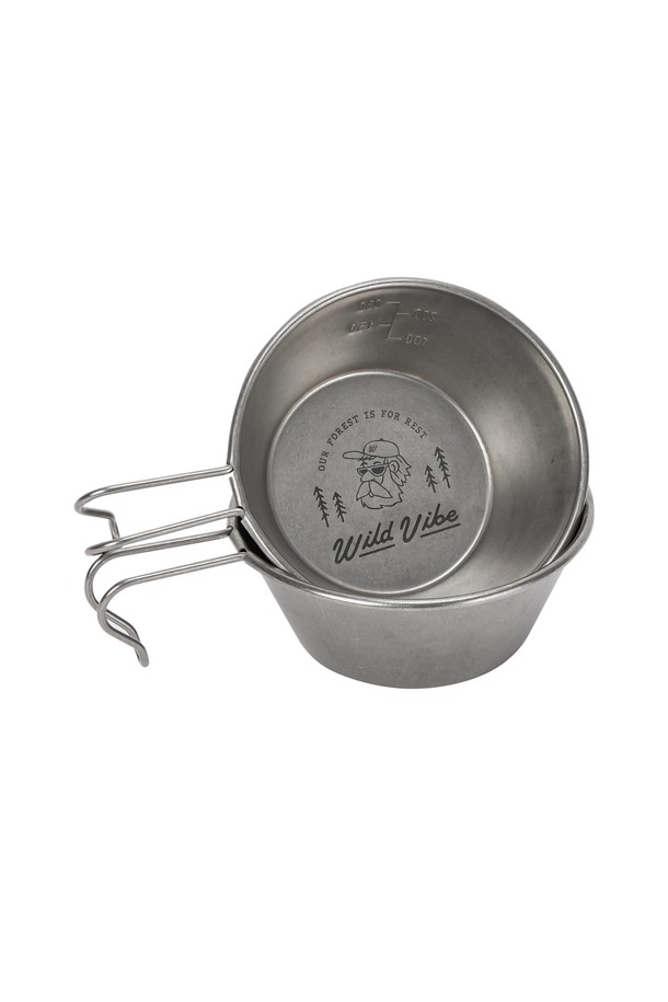 For Rest, Set (포 레스트, 세트)는 캠핑 및 아웃도어 활동에 적합한 경량 식기 세트입니다. 실버와 메탈릭 컬러의 알루미늄 소재로 제작되어 튼튼하며, 심플한 무지 디자인이 특징입니다. 접시와 컵이 포함되어 있어 편리하며, 휴대성이 뛰어나 캠핑, 피크닉 등 야외 활동 시 유용하게 사용할 수 있습니다. 아웃도어 활동의 즐거움을 더해줄 실용적인 아이템입니다.
