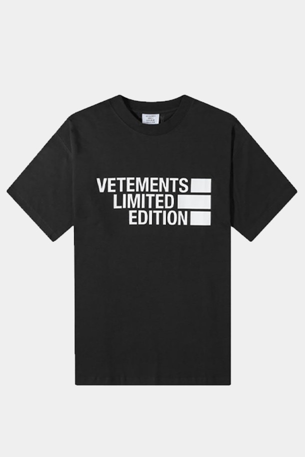 VETEMENTS - 반팔티셔츠 - 베트멍 공용 리미티드 에디션 프린팅 로고 오버 반팔티셔츠 블랙 UE52TR150B 1611 BK