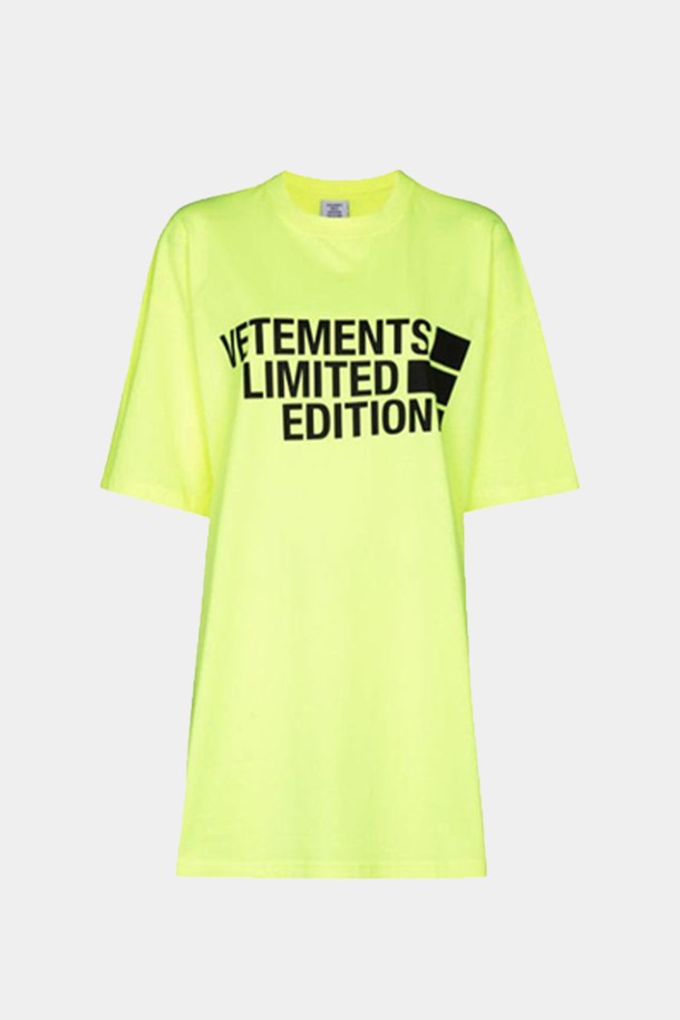 VETEMENTS - 반팔티셔츠 - 베트멍 공용 로고 프린팅 라운드 오버 반팔 옐로우네온 UE51TR810Y YL