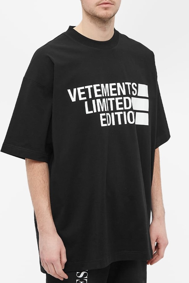 VETEMENTS - 반팔티셔츠 - 베트멍 공용 리미티드 에디션 프린팅 로고 오버 반팔티셔츠 블랙 UE52TR150B 1611 BK