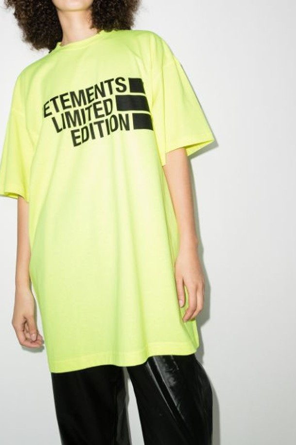 VETEMENTS - 반팔티셔츠 - 베트멍 공용 로고 프린팅 라운드 오버 반팔 옐로우네온 UE51TR810Y YL