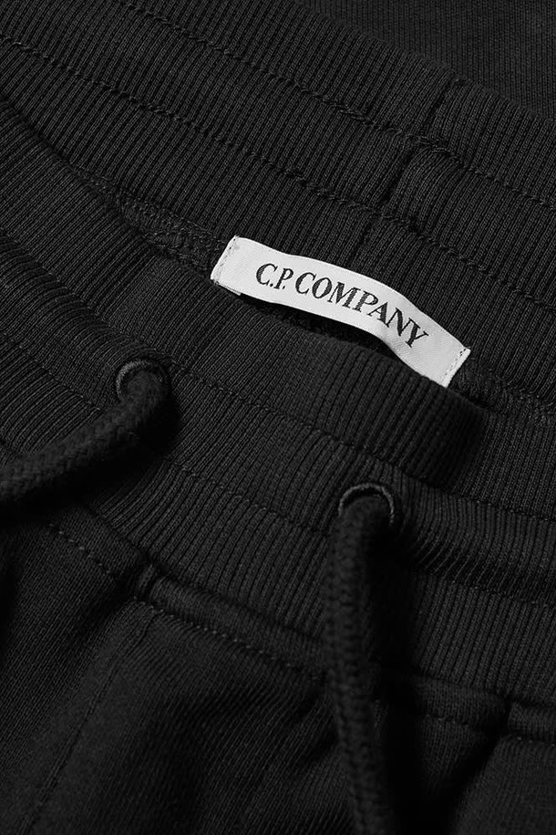 C.P COMPANY - 조거/스웨트팬츠 - C.P 컴퍼니 20SS 08CMSB177A 005160W 999 렌즈와펜 디아고날 트레이닝 블랙 남성 팬츠