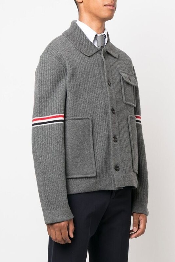 THOM BROWNE - 블루종/점퍼 - [톰브라운] MKJ084A Y1019 035 RWB 암밴드 보일드 포켓 버튼 워크맨 자켓 메드그레이 남성 자켓