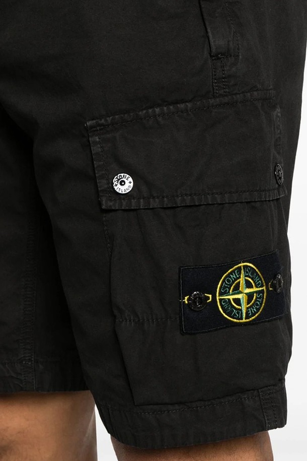 STONE ISLAND - 하프팬츠 - 스톤아일랜드 남성 와펜 패치 슬림핏 버뮤다 카고팬츠 반바지 블랙 8015L11WA A0129