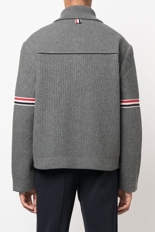 THOM BROWNE - 블루종/점퍼 - [톰브라운] MKJ084A Y1019 035 RWB 암밴드 보일드 포켓 버튼 워크맨 자켓 메드그레이 남성 자켓