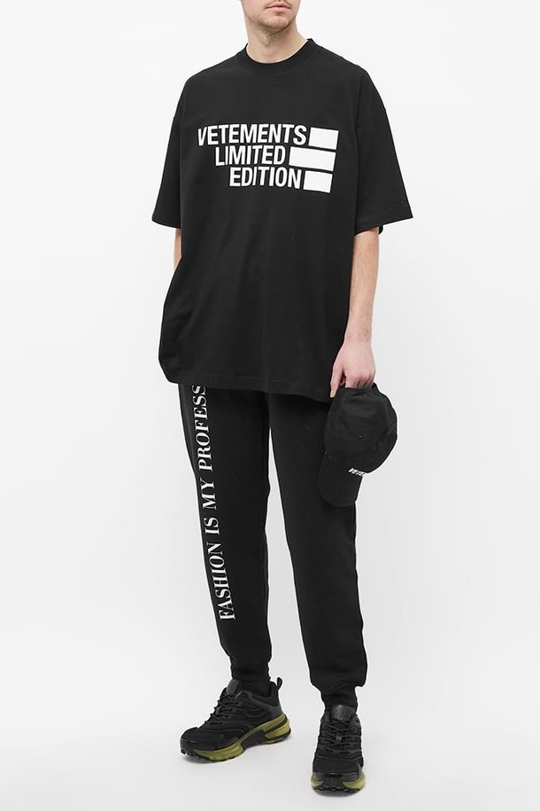 VETEMENTS - 반팔티셔츠 - 베트멍 공용 리미티드 에디션 프린팅 로고 오버 반팔티셔츠 블랙 UE52TR150B 1611 BK