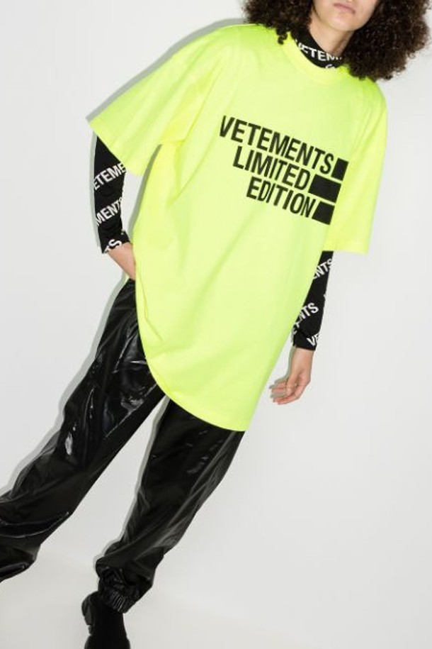 VETEMENTS - 반팔티셔츠 - 베트멍 공용 로고 프린팅 라운드 오버 반팔 옐로우네온 UE51TR810Y YL