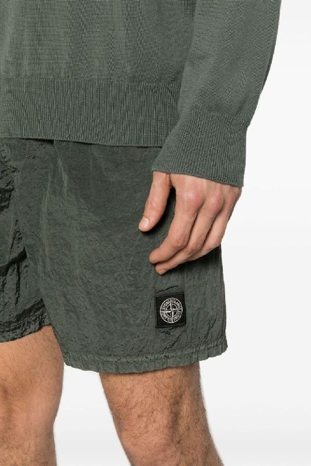 STONE ISLAND - 하프팬츠 - 스톤아일랜드 남성 로고 패치 나일론 반바지 머스크 8015B0943 V0059