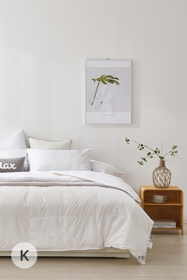 구스온 에어라이트 호텔 폴란드 구스이불 K 여름용은, 가볍고 통기성이 뛰어난 여름용 이불입니다. 부드러운 촉감의 극세사 원단과 폴란드산 구스다운 충전재를 사용하여 얇지만 포근한 사용감을 선사합니다. 호텔식 디자인과 에어라이트 공법으로 제작되어 쾌적한 수면 환경을 제공합니다. 화이트 색상의 무지 디자인으로 어떤 침구와도 잘 어울립니다. 킹(K)사이즈로 넉넉하게 사용 가능합니다.
