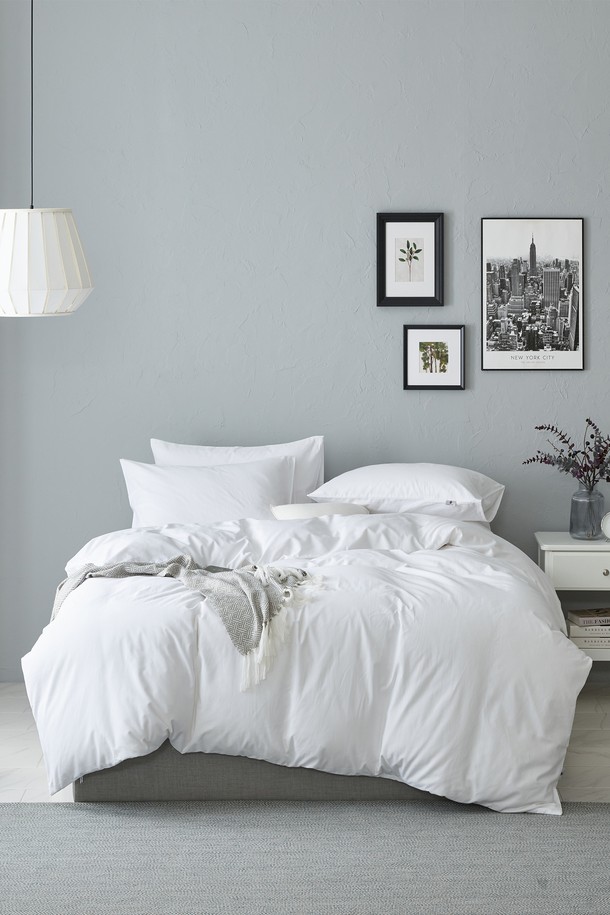 **폴란드 구스이불솜+호텔 60수면 커버세트 S 간절기용 화이트**는 폴란드산 구스 충전재와 60수 면 커버 세트로 구성된 간절기용 이불 세트입니다. 부드러운 60수 면 커버는 호텔식 스타일로 고급스러운 침실 분위기를 연출합니다. 보온성을 제공하여 간절기에도 쾌적한 잠자리를 선사하며, 깔끔한 화이트 컬러와 무지 디자인으로 어떤 침구와도 잘 어울립니다. 사이즈는 싱글(S)입니다.
