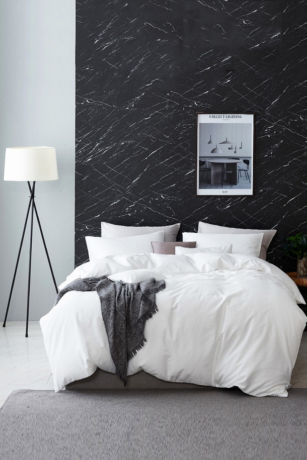 폴란드90 구스이불과 60수 면 이불커버 세트, 사계절용 화이트 K 사이즈입니다. 90% 폴란드산 구스다운 충전재로 제작되어 뛰어난 보온성을 자랑합니다. 부드러운 60수 면 소재의 이불커버는 호텔 침구와 같은 고급스러운 사용감을 선사합니다. 사계절 내내 포근하게 사용할 수 있으며, 무지 디자인으로 어떤 침실에도 잘 어울립니다. 구성품은 구스이불과 이불커버로, K 사이즈 침대에 적합합니다.
