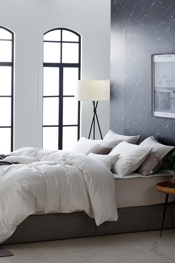 폴란드 80 구스이불솜+호텔면 화이트 커버세트는 포근하고 쾌적한 잠자리를 위한 사계절 침구 세트입니다. 부드러운 면 소재의 화이트 컬러 이불 커버는 호텔 침구처럼 깔끔하고 고급스러운 침실 분위기를 연출합니다. 구스다운 80%와 페더 20%의 충전재가 뛰어난 보온성과 통기성을 제공하여 땀 흡수에도 효과적입니다. 3D 퀼팅, 12개 타이, 메쉬 디바이더 등의 섬세한 디테일과 지퍼 여밈, 엔벨롭 베개 커버로 실용성까지 갖췄습니다. 베이직하고 심플한 디자인으로 어떤 침실에도 잘 어울리는 호텔식 침구 세트입니다.
