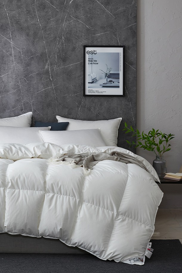 구스온 세미마이크로 호텔 구스이불 PG80 사계절용 K는 부드러운 촉감의 화이트 색상 구스이불입니다. 얇은 두께로 사계절 사용 가능하며, 보온, 흡습, 통기, 경량 기능을 갖추었습니다. 3D 퀼팅, 12개 이불고정 고리, 메쉬 분리막, 고밀도 원단 등의 특징을 가지고 있습니다. 충전재는 다운 80%, 페더 20% 비율이며, 필파워는 650-700+입니다. 초극세사 원단과 고밀도 스티치로 제작되어 세탁하여 사용할 수 있습니다.
