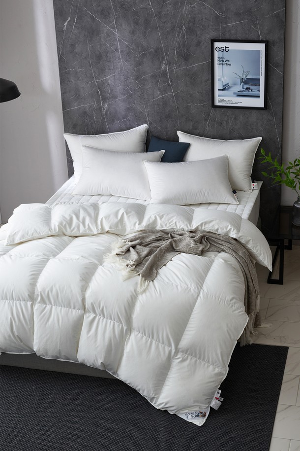 구스온 세미마이크로 폴란드 구스 90 사계절 호텔 이불 K는 부드러운 촉감과 뛰어난 보온성을 자랑하는 화이트 컬러의 이불입니다. 구스다운 90% 함유로 포근함을 선사하며, 사계절 내내 사용할 수 있도록 제작되었습니다. 호텔식 디자인으로 고급스러운 침실 분위기를 연출하며, 세미마이크로 가공으로 더욱 섬세한 사용감을 제공합니다. K 사이즈로 넉넉하게 사용 가능하며, 무지 디자인으로 어떤 침구와도 잘 어울립니다.
