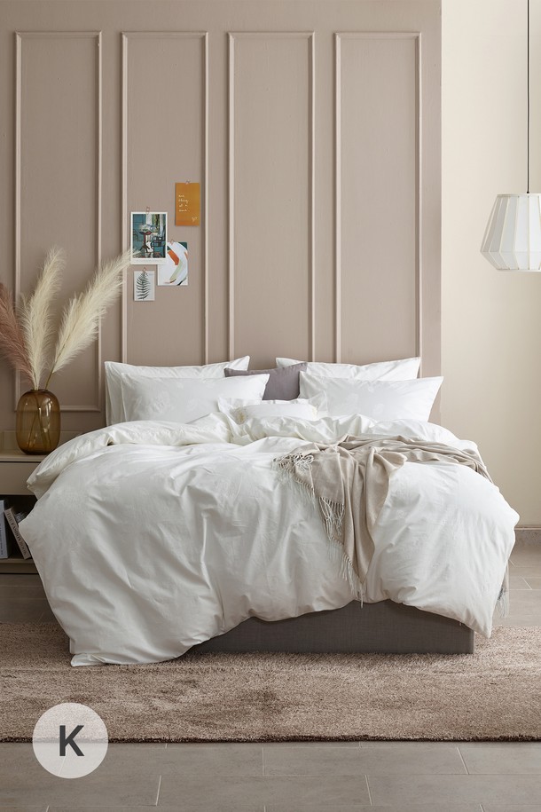 구스온 호텔 자가드 60수 샤틴면 페이즐 이불커버세트 K는 고급 호텔식 디자인의 킹사이즈 이불커버와 베개커버로 구성되어 있습니다. 화이트 컬러의 60수 샤틴면 소재에 페이즐리 자가드 패턴이 더해져 심플하면서도 우아한 침실 분위기를 연출합니다. 프리미엄 구스다운 침구와 함께 사용하면 더욱 포근하며, 고품질 부직포 보관가방이 포함되어 있어 편리하게 보관할 수 있습니다.
