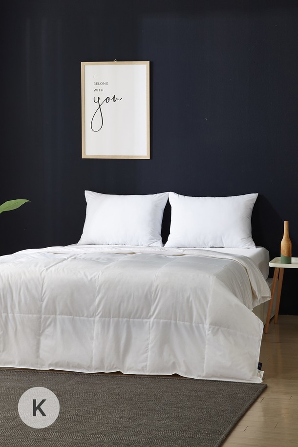 폴란드 썸머구스 이불과 화이트 컬러의 에이프릴 면/극세사 이불커버 세트입니다. 구스다운 70%와 구스페더 30% 충전재로 흡습, 통기, 보온 기능이 뛰어나 사계절 내내 쾌적하게 사용할 수 있으며, 특히 여름에 얇고 부드러운 촉감으로 시원하게 덮을 수 있습니다. 호텔식 버튼 여밈, 12개 이불 고정끈, 3D 퀼팅, 메쉬 분할, 인치당 14스티치 등 디테일까지 신경 쓴 제품으로, 8단계 세척 공정을 거쳐 위생적이며 싱글, 퀸, 킹 사이즈로 만나보실 수 있습니다.
